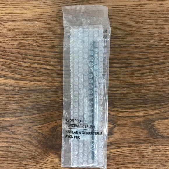 NWT Avon Pro Concealer Brush - Picture 1 of 2